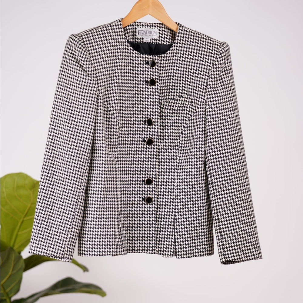 Vintage 90s blazer sizes medium, like new, ideal for Christmas.